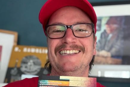 Simon Chandler a'i lyfr newydd Hiraeth Neifion