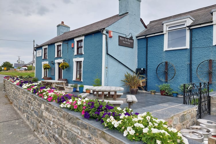 Rhos yr Hafod in Cross Inn (Llanon) as the winner of its West Wales Pub of the Year
