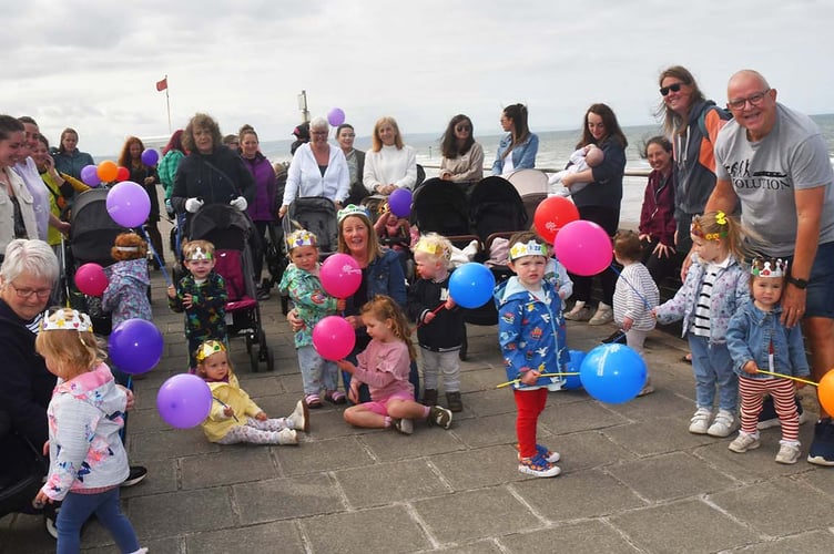 Glenys Jones, centre, and toddlers and parents who took part in her fundraising walk. Photo: Doris O'Keefe