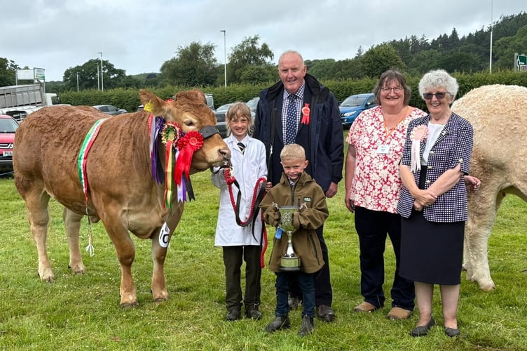 Elliw and Ioan Davies with Blaencwm Ulrika (Show Interbreed) along with Judge Tecwyn Jones, Show President and Show Chairperson