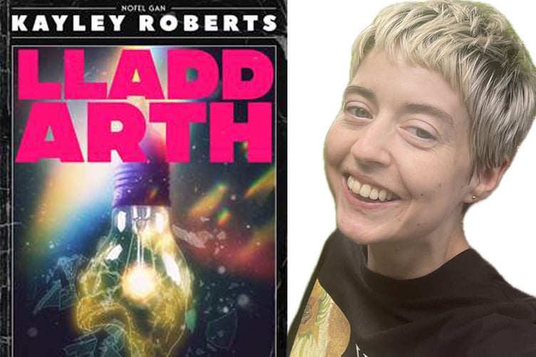 Kayley Roberts a'i llyfr newydd
