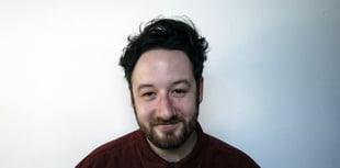  Dïon Wyn yn rhyddhau ffilm sesiwn fyw ac EP