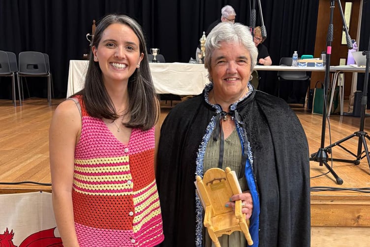 gaeynor Mai, enillydd y gadair gyda'r beirniad Anni Llyn