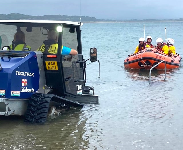 Pwllheli RNLI aids yacht in storm