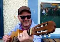 Gai Toms: cyhoeddi llyfr o’r atgofion sy’n codi o’i ganeuon