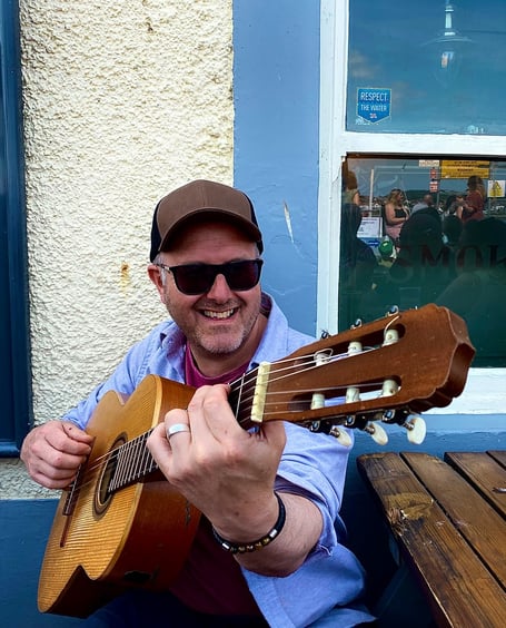 Mae cerddoriaeth Gai Toms yn amrywio o roc a ska i arddulliau gwerin ac amgen