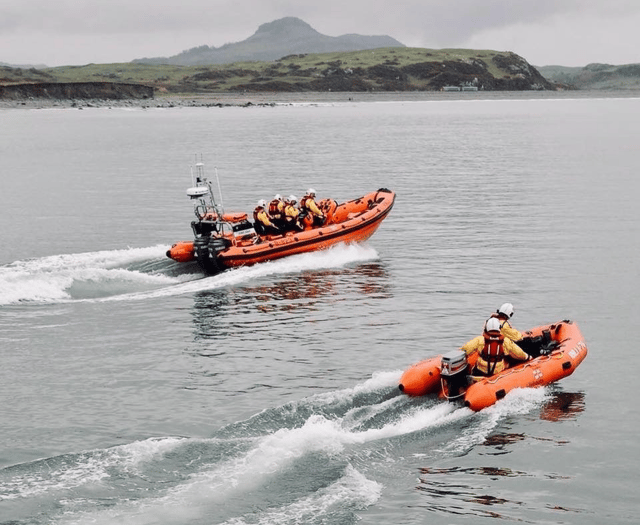 Youth rescued from cliffs in Criccieth