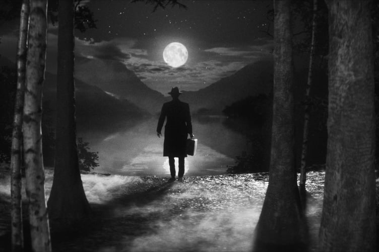 Mae Tanau’r Lloer / Fires of the Moon wedi’i hysbrydoli gan olygfeydd o’r nofel Un Nos Ola Leuad