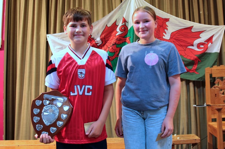 Unawd ar Unrhyw Offeryn Cerdd i blant Ysgol Gynradd: 1, Gruffydd Rhys Davies; 2, Lara Thornton