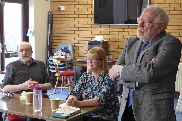Yr awduron Arwel Vittle a Gwen Angharad Gruffudd gyda Guto Prys ap Gwynfor yng Nghaerfyrddin