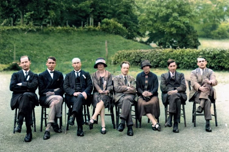Pwyllgor gwaith Plaid Genedlaethol Cymru, 1927. O’r chwith: Lewis Valentine, Ambrose Bebb, D.J. Williams, Mai Roberts, Saunders Lewis, Kate Roberts, H.R. Jones a Prosser Rhys