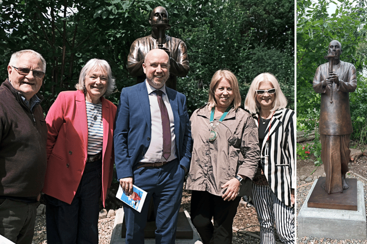 Left: Dafydd Iwan, Dr Catrin Jones, Clerk of Criccieth Town Council, Mabon ap Gwynfor MS, Cllr Delyth Lloyd, Cllr Lowri-Ann Richards. Right: The statue