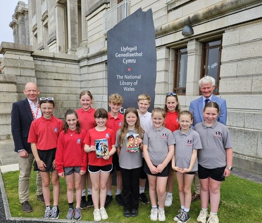 Dr. Rhodri Llwyd Morgan, Chief Executive of the National Library of Wales, along with a group of students from Ysgol Henry Richard School and Ysgol Gymraeg Aberystwyth, together with Councillor Wyn Thomas, Ceredigion's Cabinet Member for Schools and Lifelong Learning.
