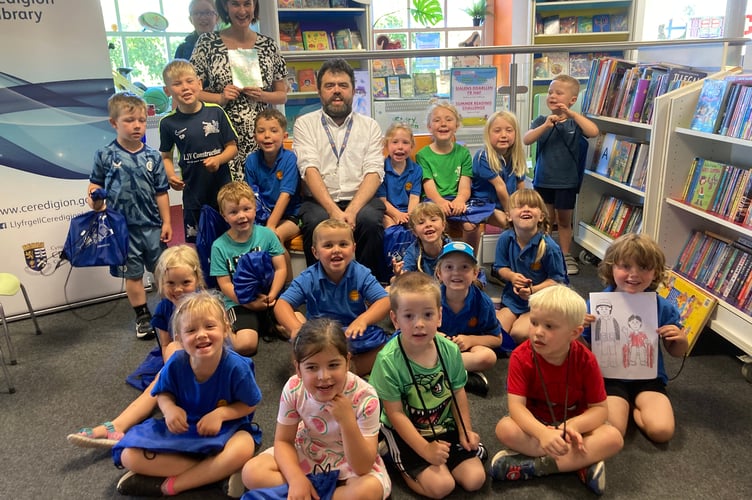 Ysgol Penllwyn pupils and local author,  Rhiannon Wyn Salisbury, visit the library. Photo: Ceredigion County Council