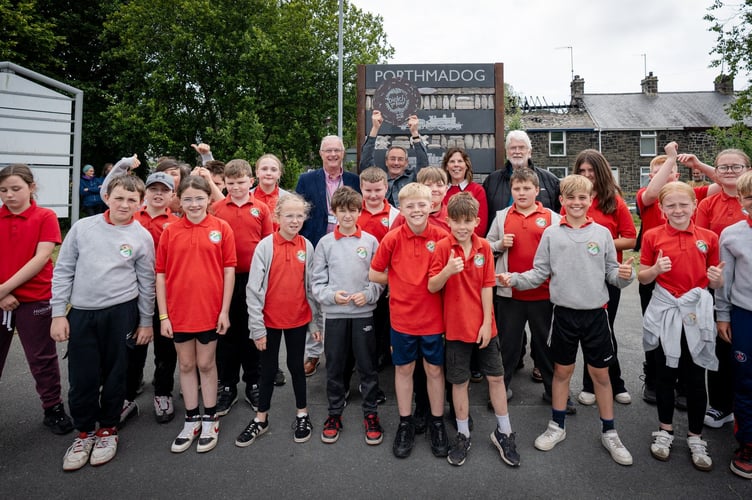 Cllr Medwyn Hughes, Cllr Nia Jeffreys, artist Howard Bowcott, Cllr Gwilym Jones, and Year 6 pupils from Ysgol Eifion Wyn. Photo: Gwynedd Council
