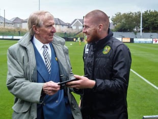 Caernarfon Town pay tribute to legend Wyn Davies