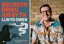 Nofel newydd gan Llwyd Owen:  'Ein llenor mwyaf lliwgar'