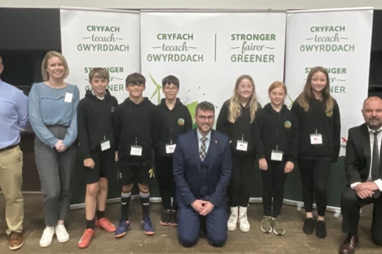 Deputy council leader Cllr Matthew Dorrance and director of education, Dr Richard Jones with Ysgol Golwg y Cwm pupils 