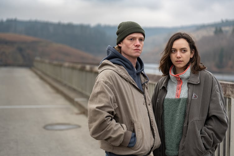 Tom Rhys Harries a Maeve Courtier Lilley