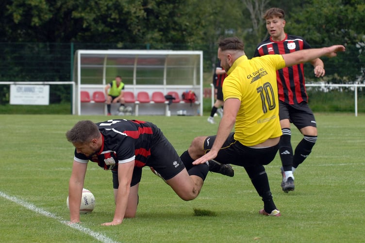 Dolgellau Reserves battled back with 10 players to maintain their unbeaten start to the season