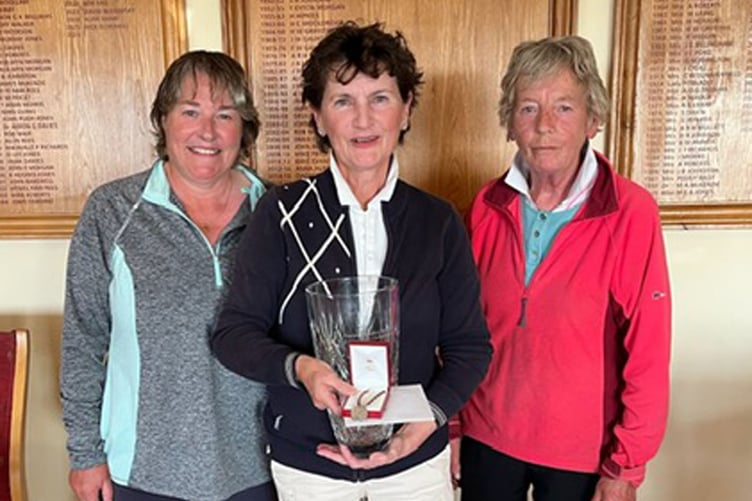 Club champion Jane Raw Rees presented with the Sue Wilson Crystal Vase by Sue Wilson and Captain Helen Lewis
