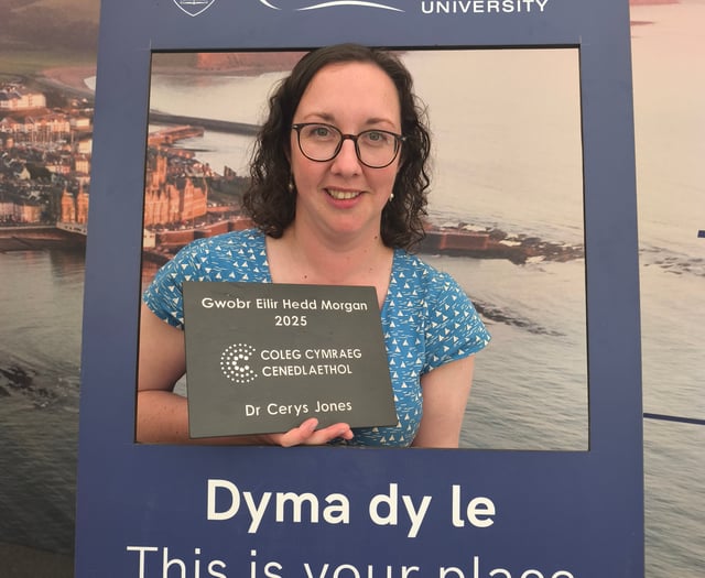 Award for scientific research and Welsh-medium teaching