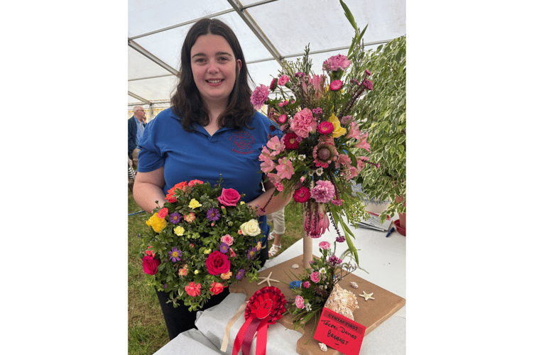 Teleri Davies, enillydd yn yr Adran Gelfyddyd Blodau.