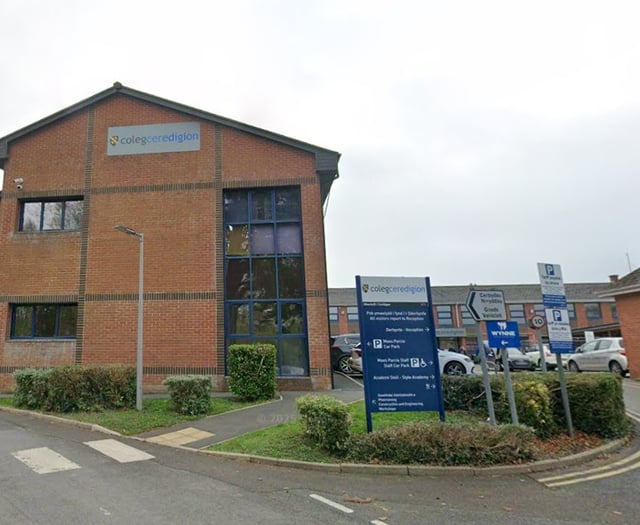 'Angry' lecturer who called students 'd**kheads' struck off