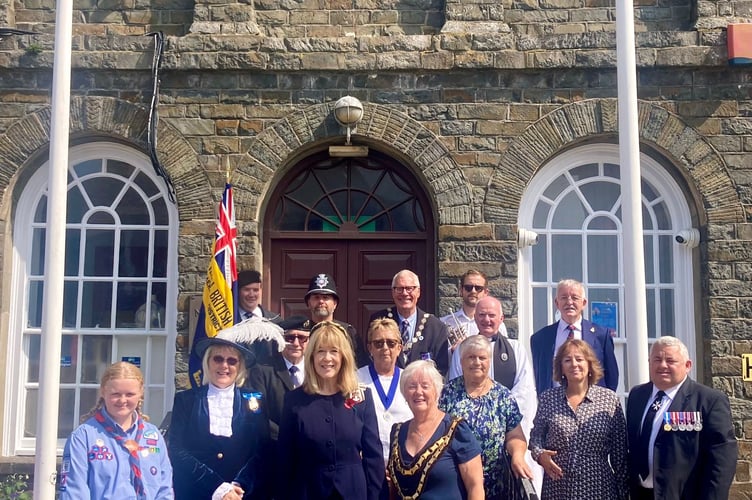 Lord Lieutenant of Dyfed Miss Sara Edwards, the High Sheriff of Dyfed, Mrs Anne Jones, The Chair of Ceredigion County Council, Councillor Anne bowen Morgan, the Armed Forces Champion for Dyfed, Councillor Gwyn James, members of the Aberaeron Town Council, and representives of uniformed organisation in front of Aberaeron Town Hall.