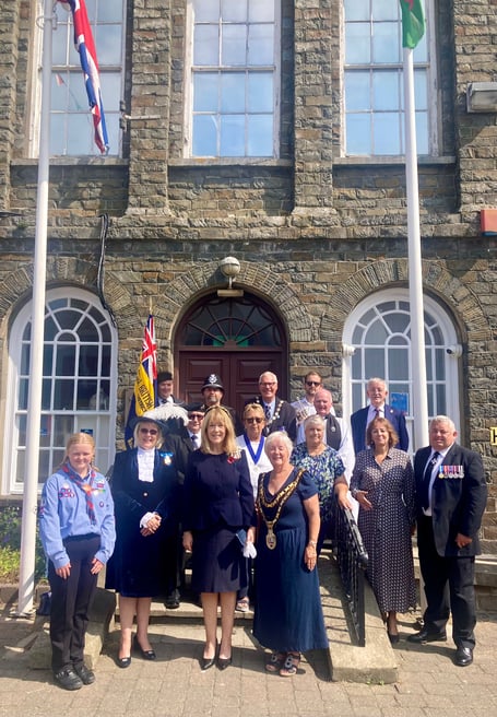 Lord Lieutenant of Dyfed Miss Sara Edwards, the High Sheriff of Dyfed, Mrs Anne Jones, The Chair of Ceredigion County Council, Councillor Anne bowen Morgan, the Armed Forces Champion for Dyfed, Councillor Gwyn James, members of the Aberaeron Town Council, and representives of uniformed organisation in front of Aberaeron Town Hall.