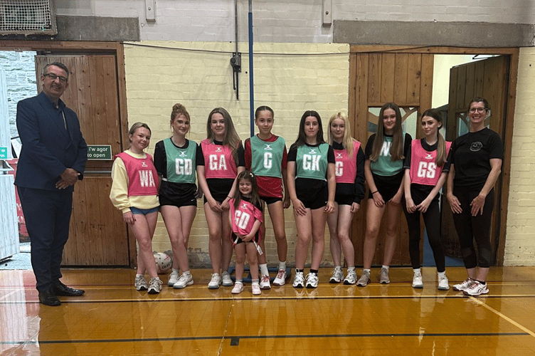 North Wales Police and Crime Commissioner Andy Dunbobbin with members of Pêl-Rwyd Blaenau Ffestiniog