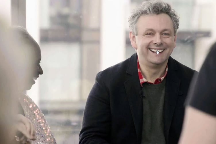 Michael Sheen yn The Assembly