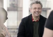 Fersiwn Gymraeg o The Assembly yn dod i S4C