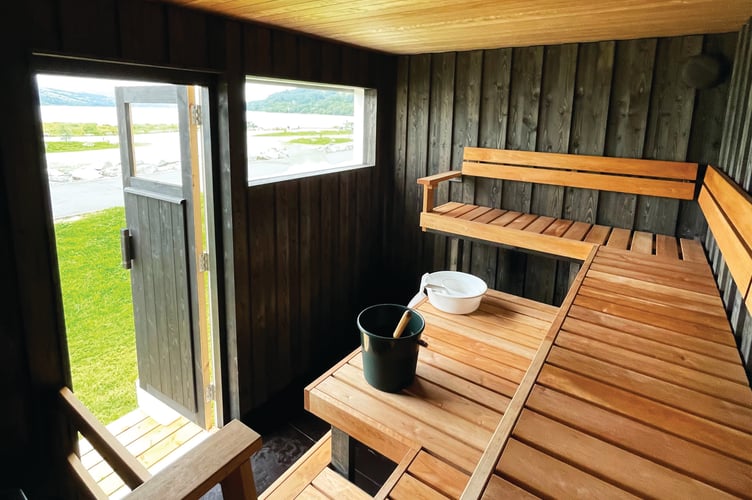 The Niku-Naku sauna next to Llyn Tegid. Photo: Niku-Naku