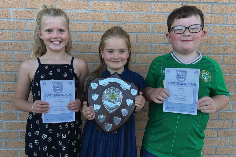 Unawd dan 8 oed – 1. Anni Wyn Thomas, Talyllychau. 2. Ifan Wyn Morris, Llanfihangel ar Arth. 3. Eila Loader, Caerdydd.