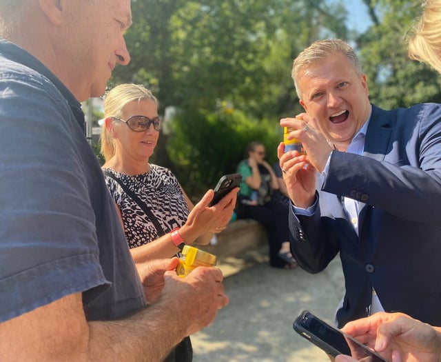 Aled Jones launches new honey with Wainwright’s Bee Farm, Aberystwyth