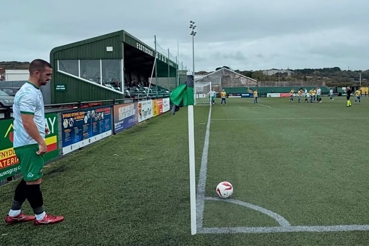 Ben Davies prepares to take a corner at a blustery Park Avenue on Saturday