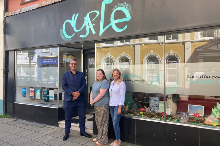 PCC Dunbobbin outside the Cyfle Support Services base on Pwllheli’s High Street with (L) Supported Accommodation Manager Beca Williams and (R) Service Manager Jane Watkinson.