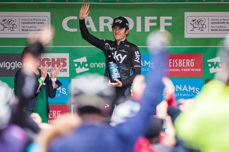 Geraint Thomas ar y podiwm yng Nghaerdydd yn 2017