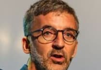 Sesiynau Maes a Môr yn ailgychwyn gyda'r Athro Richard Wyn Jones