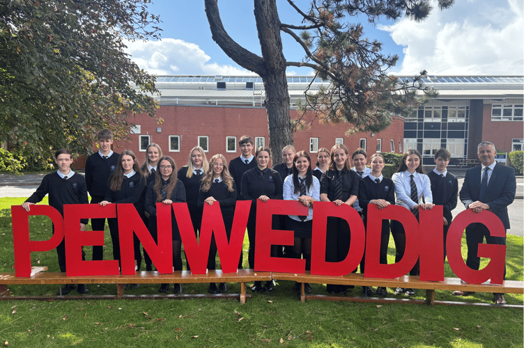 Swyddogion newydd efo'r prifathro Clive Williams