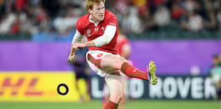 Dilyn taith Rhys Patchell yn Japan a'i benderfyniad i ymddeol