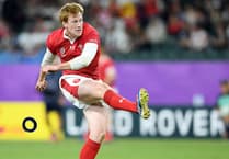 Dilyn taith Rhys Patchell yn Japan a'i benderfyniad i ymddeol