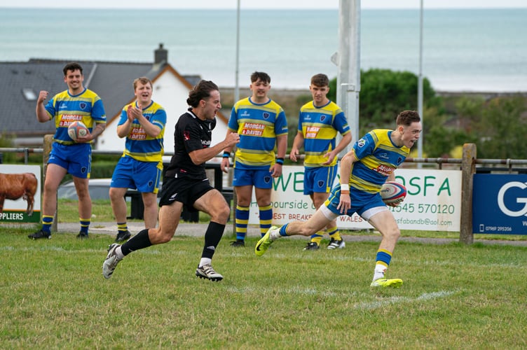 Jac Crompton running in for a try