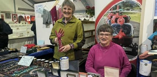 Merched y Wawr yn codi £26,000 ar gyfer Ambiwlans Awyr Cymru