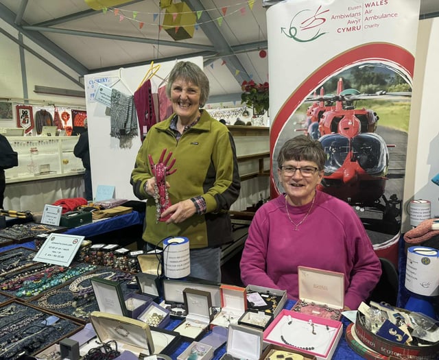 Merched y Wawr yn codi £26,000 ar gyfer Ambiwlans Awyr Cymru