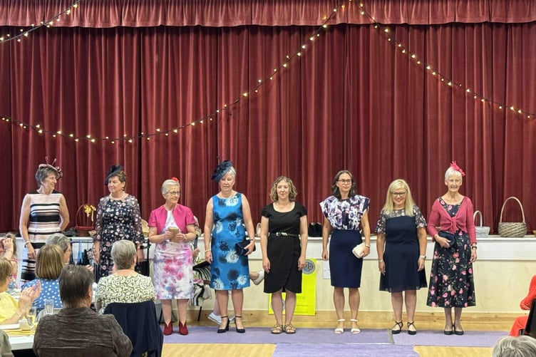 Modelau yn sioe ffasiwn ddiweddar Cangen Mawddwy lle mae Geunor Roberts, y Llywydd Cenedlaethol, yn aelod - hi oedd y cyflwynydd ar y noson.