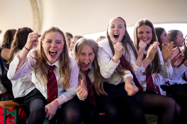 Mae cynnydd yn y niferoedd sy’n cofrestru i gystadlu