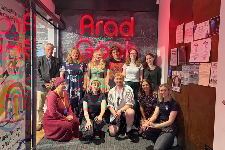 Back row: Cllr Wyn Thomas, Nia Evans (Arad Goch), Molly Grainger, (Project volunteer), Dyfan Hunt (Aberystwyth Community Ambassador), and Nel Dafis and Megan Griffiths (Ysgol Gyfun Penweddig). Front row: Debbie Wasson ( Ceredigion Bereavement Practitioner, Sandy Bear); Rakaia McAdam-Duff (Arad Goch), Carwyn Blayney (Project Director), Ffion Wyn Bowen (Arad Goch) and Tiffany Davies (Youth Support Worker, Ceredigion County Council). Photo: Ceredigion County Council
