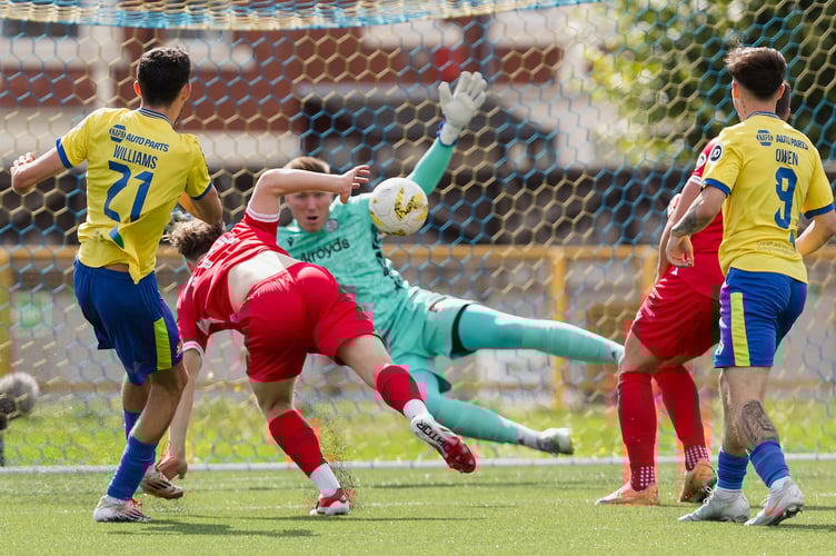BARRY, WALES - 13 SEPTEMBER 2025: Barry Town's Ellis Williams almost scores but Bala Town's goalkeeper Joel Andrew Torrance saves during the 2025/26 JD Cymru Premier fixture between Barry Town United FC & Bala Town FC at Jenner Park Stadium, Barry, Wales (Pic by John Smith/FAW)